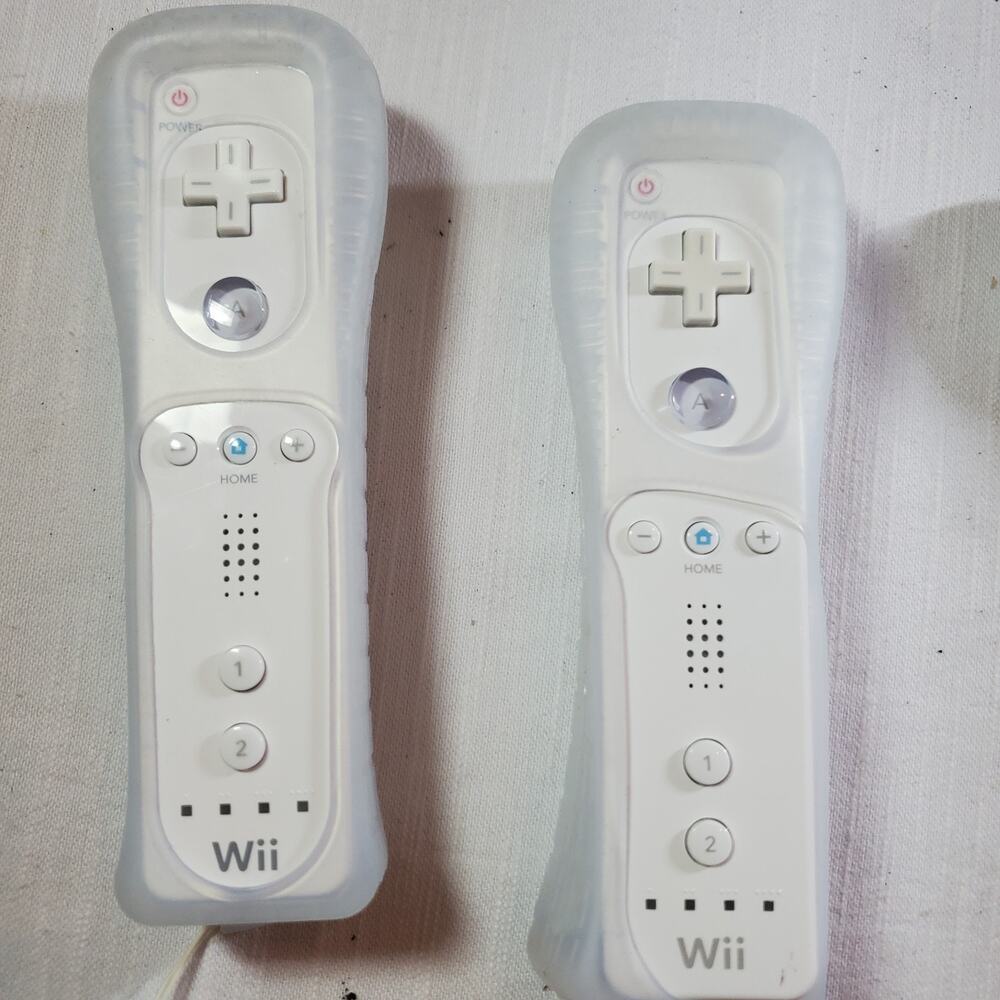 Nintendo Wii Remote Plus with protective cover (Pair)